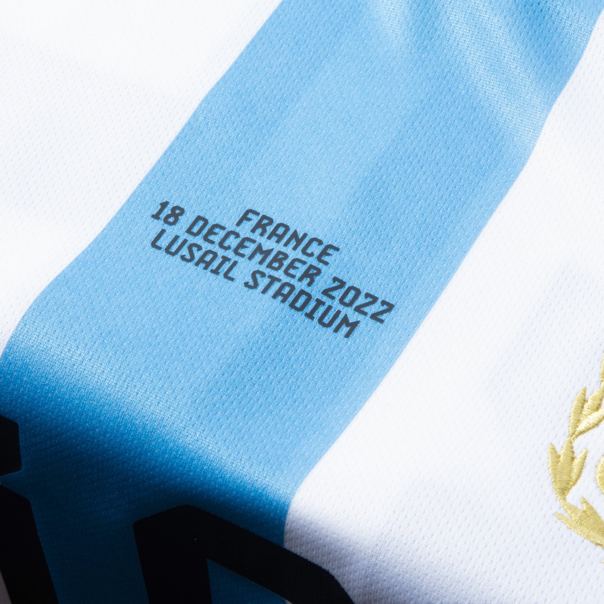 Estampado conmemorativo oficial FRANCE 18 DECEMBER 2022 LUSAIL STADIUM en el pecho del jersey Authentic Match de Messi de Argentina, en Futbol90MX