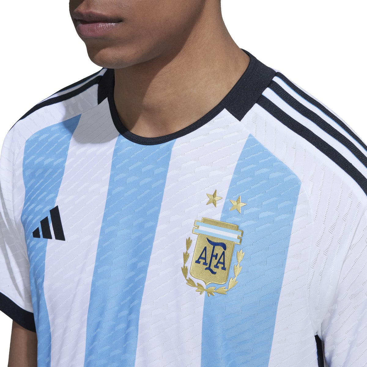 Escudo de la Asociación del Fútbol Argentino (AFA) con dos estrellas doradas y adidas logo en jersey auténtico de local de Messi Mundial 2022