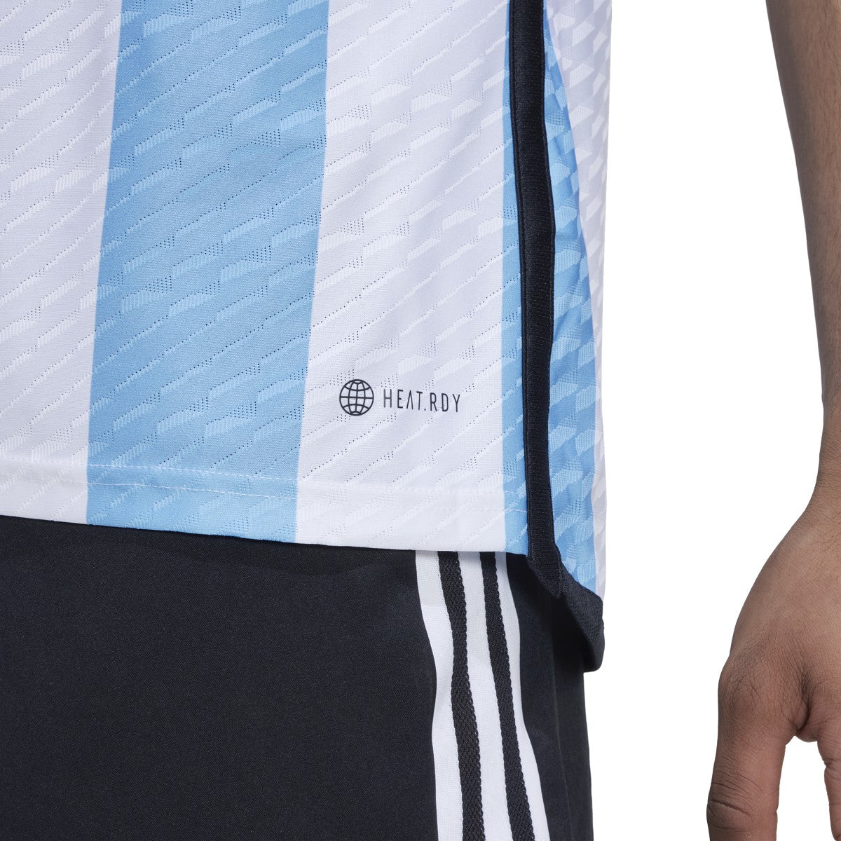 Detalle de tejido técnico HEAT.RDY de alta calidad en jersey auténtico de Argentina Final 2022 de Messi 10