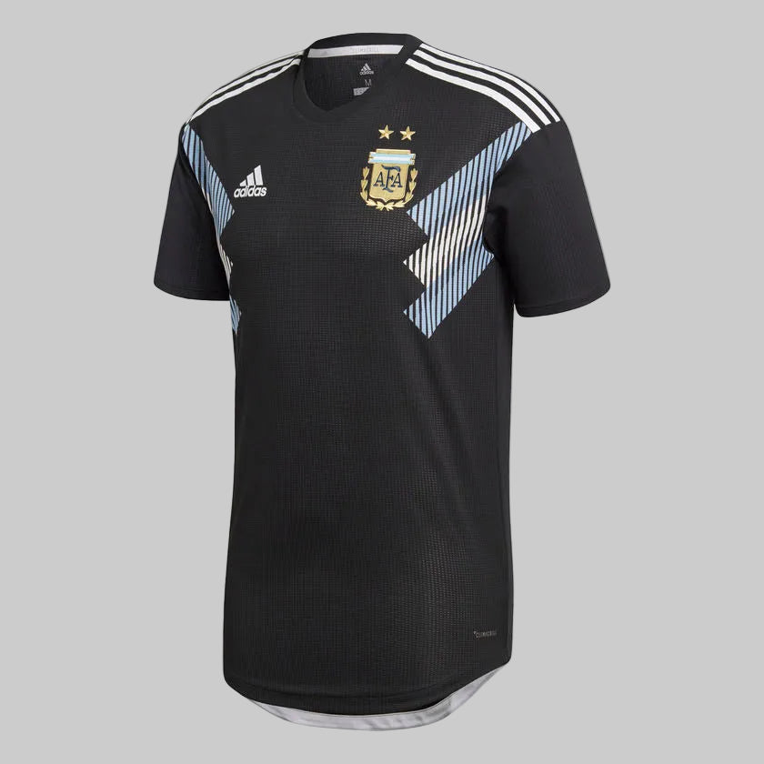 Vista frontal del jersey de visita de Argentina Rusia 2018, código BQ9360, resaltando el diseño en negro con gráficos dinámicos y escudo AFA, stock Futbol90MX