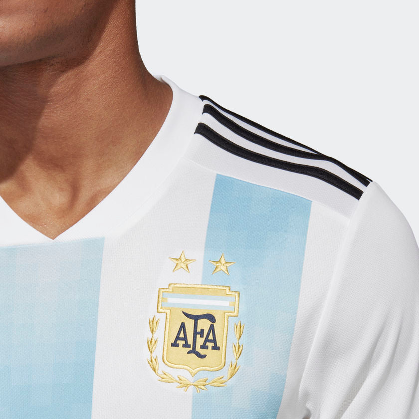 Escudo bordado de jersey de autenticidad Adidas con código de producto BQ9324. Verificación técnica de pieza original de la Copa Mundial 2018 para Futbol90MX.