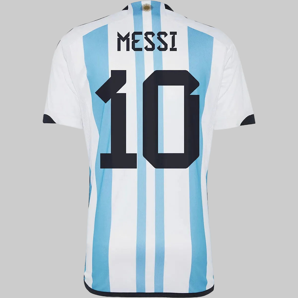 Detalle en alta resolución del dorsal '10' de Lionel Messi en el jersey oficial de Argentina para la Final de Qatar 2022.