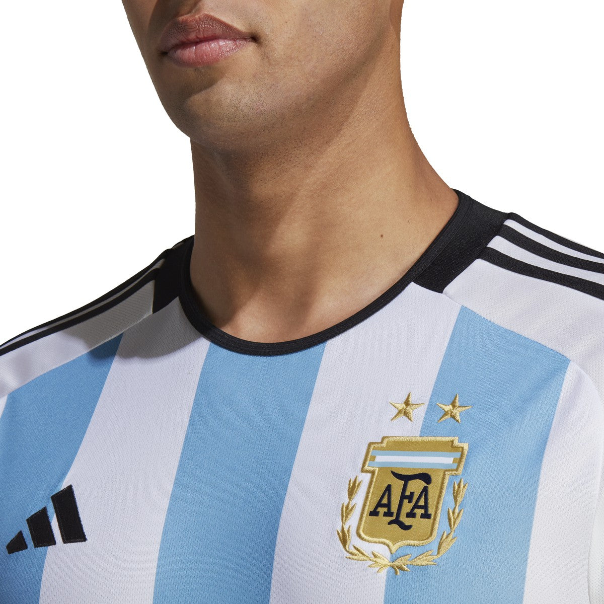 Close-up del parche de la AFA y logo adidas en el pecho del jersey de Messi de la Final del Mundial Francia vs Argentina 2022, stock Futbol90MX
