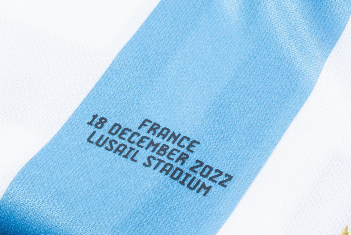Close-up del match detail de la Final del Mundial Francia vs Argentina 2022 en el pecho del jersey de Argentina de Messi.