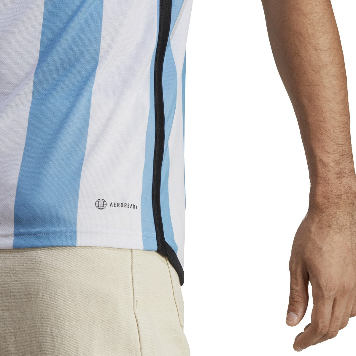 Close-up del tejido técnico Adidas AEROREADY del jersey de local de Argentina, mostrando la calidad del material.