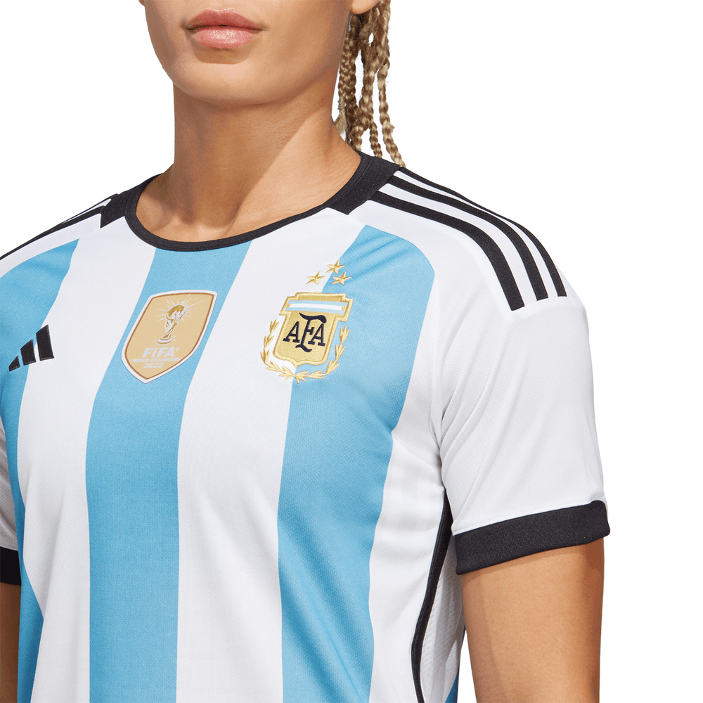 Detalle de construcción y bandas Adidas en Jersey de Argentina para MUjer de Messi, codigo IS6084 archivo Futbol90MX