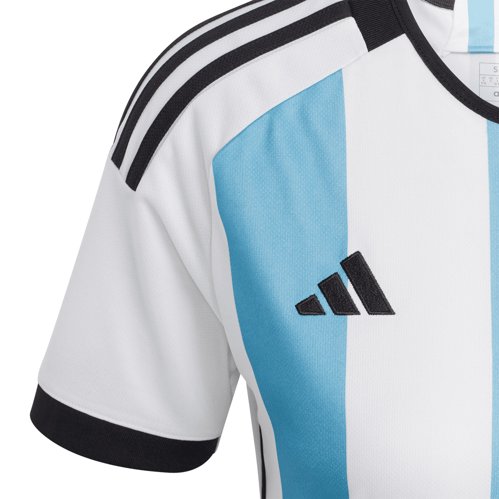 Acercamiento al logo de adidas bordado en el Jersey para mujer de Argentina Campeones Mundial 2022 de Messi.