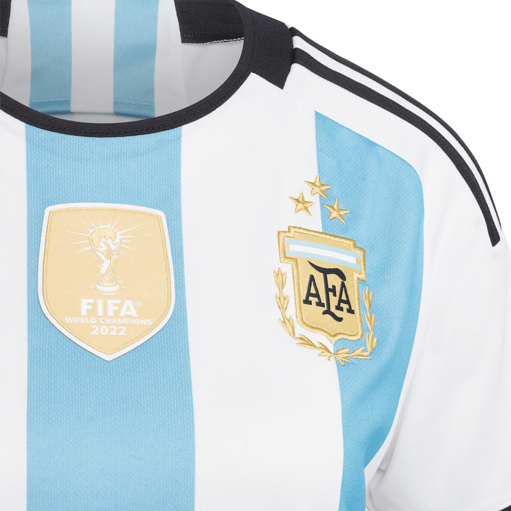 Acercamiento al Parche oficial FIFA World Champions 2022 y escudo AFA con 3 estrellas en Jersey Argentina Local para Mujer, en Futbol90MX