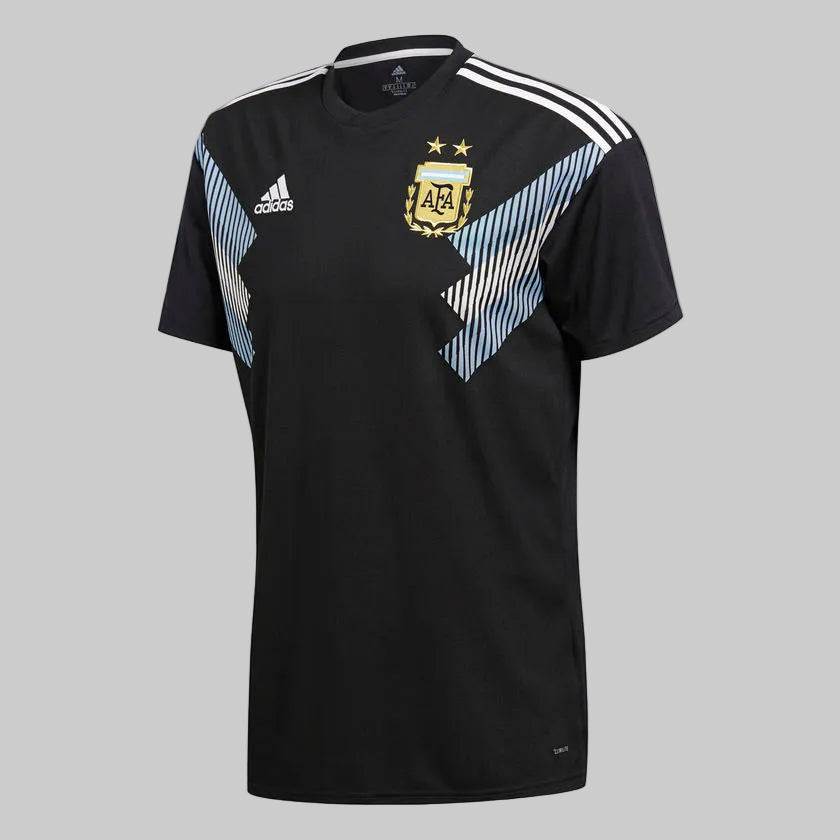 Dorsal oficial Messi 10 en tipografía de alta densidad del Mundial Rusia 2018 sobre jersey de archivo Argentina Away. Detalle de numeración original con escudo AFA integrado.