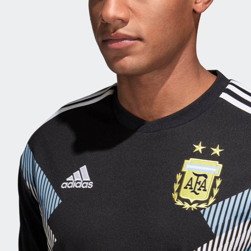 Escudo de la AFA bordado con dos estrellas doradas y logotipo de Adidas en jersey de visita Argentina 2018. Tejido con tecnología Climalite preservado en grado de archivo histórico.