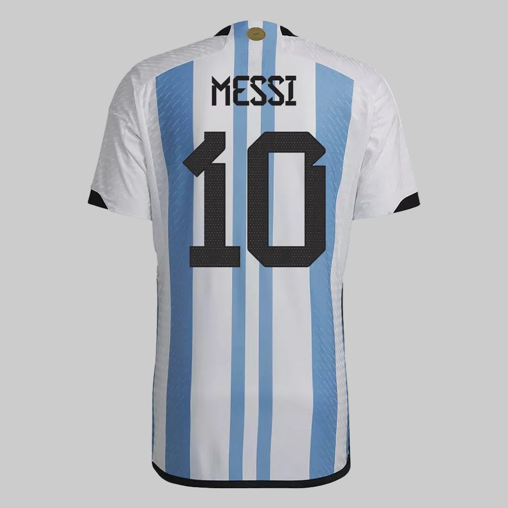 Detalle técnico del estampado oficial de alta precisión 'MESSI' y número '10' en el jersey de Campeones de Argentina Mundial 2022, versión Authentic Match.