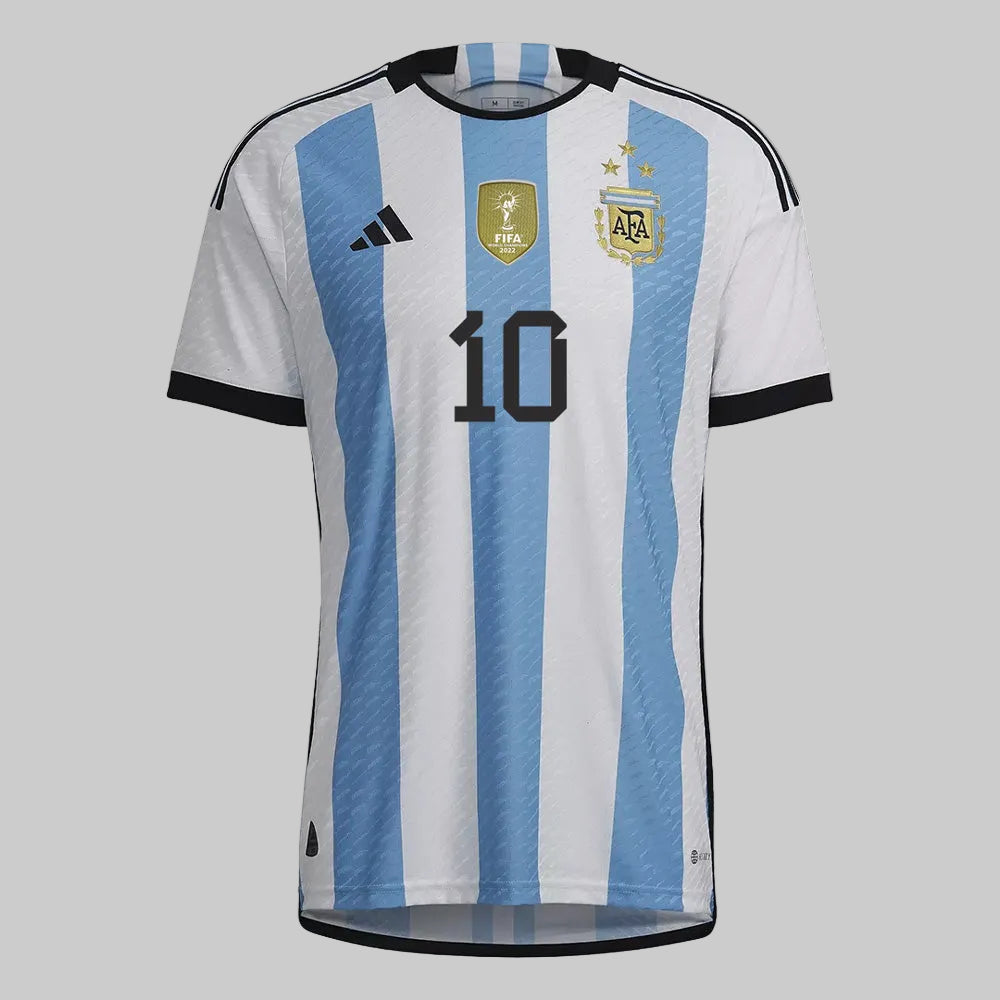 Vista frontal del jersey oficial Adidas de Argentina 2022 con el escudo de la AFA de 3 estrellas y parche de Campeón Mundial FIFA, versión Authentic Match, stock Futbol90MX