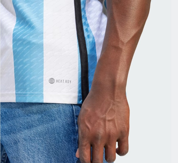 Vista de cerca de la textura técnica del tejido Adidas HEAT.RDY y detalles de costuras en el jersey auténtico de Argentina 2022.