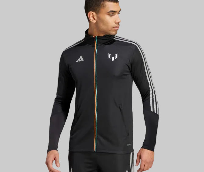 Vista de medio cuerpo de un modelo portando la chamarra de entrenamiento adidas Lionel Messi 2022 (Ref. HR4354), mostrando el ajuste ergonómico y el cierre tricolor, disponible en Futbol90MX