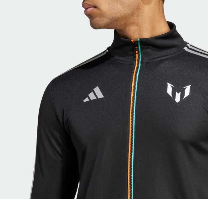 Primer plano del pecho en la chamarra adidas Lionel Messi 2022 (Ref. HR4354), destacando el logotipo personal del astro argentino y el emblema adidas Performance, disponible en Futbol90MX