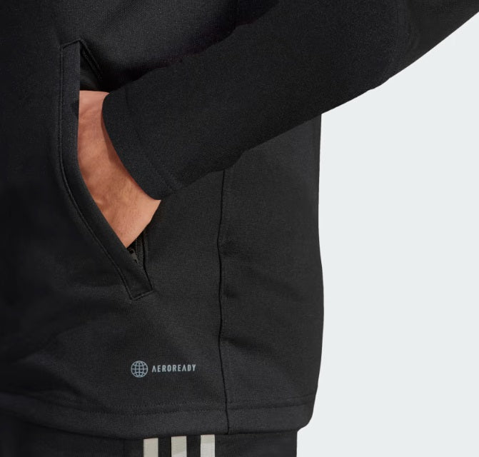 Detalle en primer plano del bolsillo lateral y el logotipo de la tecnología adidas AEROREADY en la chamarra de entrenamiento Messi 2022 (Ref. HR4354), stock Futbol90MX