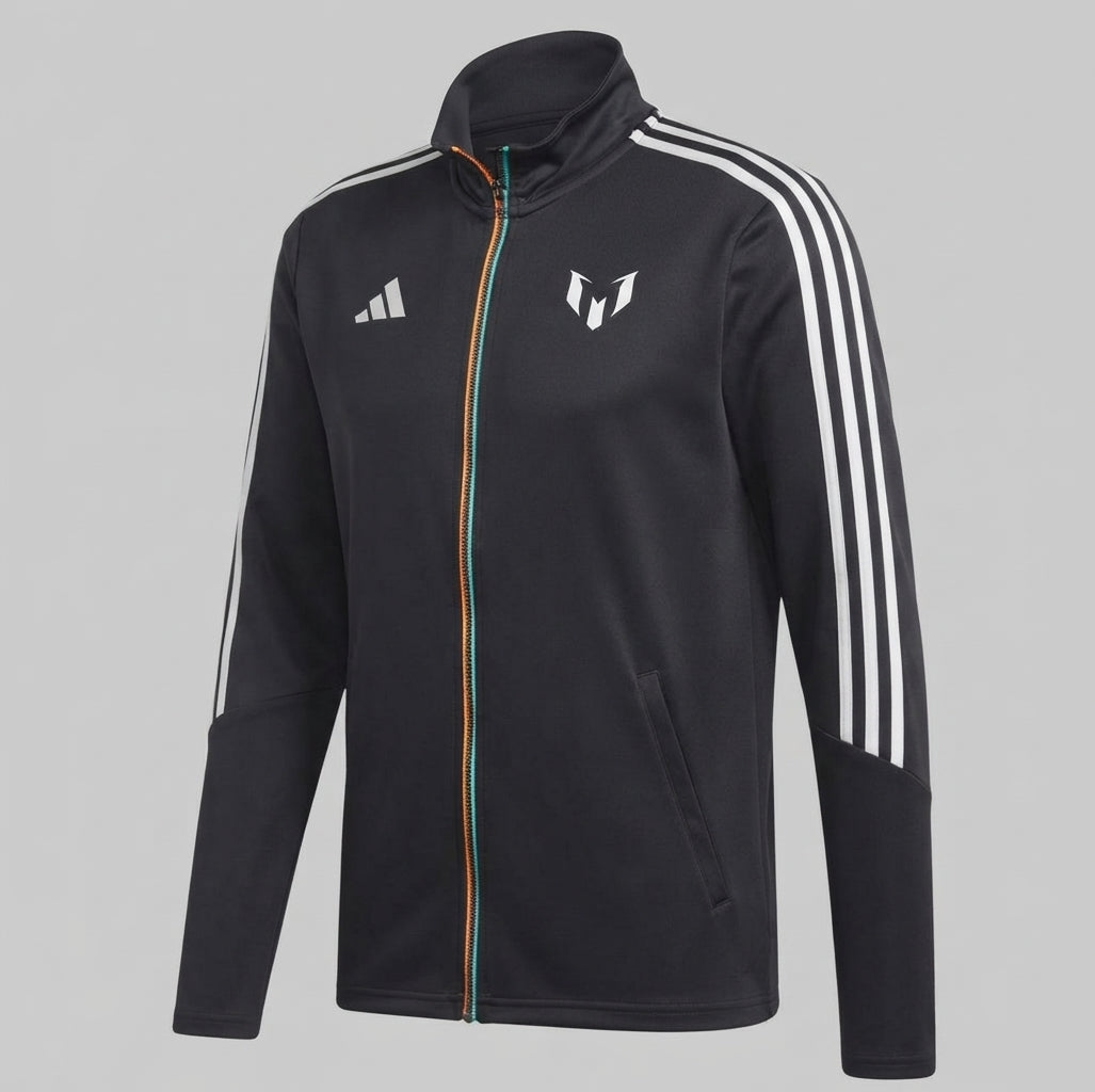 Vista frontal en ángulo de la chamarra adidas Lionel Messi 2022 (Ref. HR4354) en la Historical Archive Boutique de Futbol90MX, destacando su silueta y las tres franjas en los hombros.