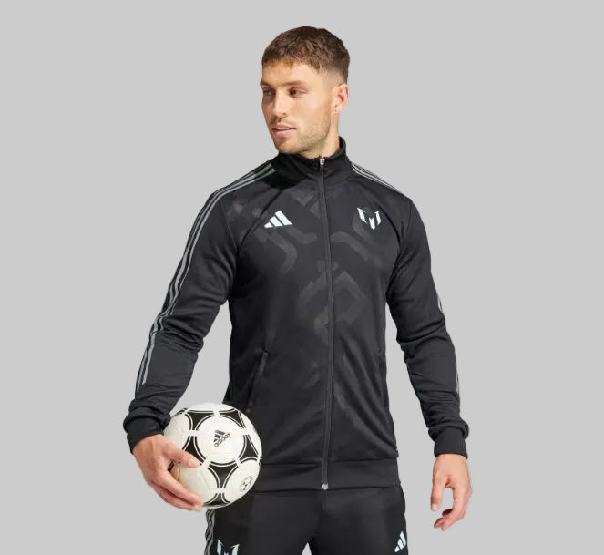 Modelo vistiendo la chamarra de entrenamiento adidas Lionel Messi 2023 (Ref. IJ4936) junto a un balón en la Historical Archive Boutique de Futbol90MX