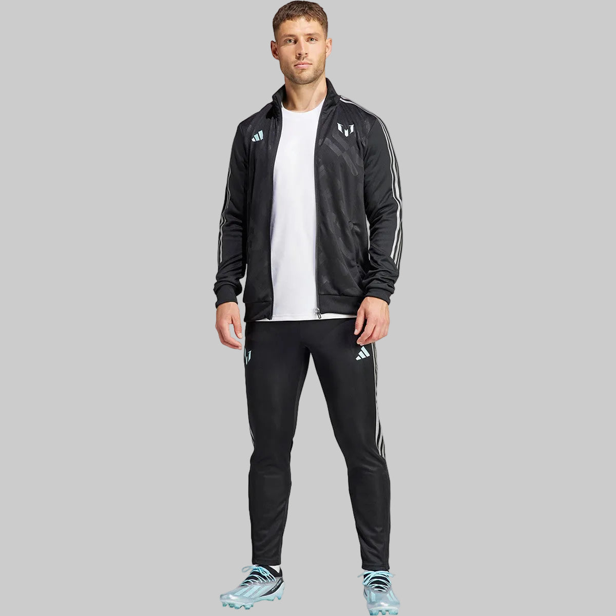 Modelo de cuerpo entero vistiendo el conjunto completo de chamarra y pants de entrenamiento adidas Lionel Messi 2023 (Ref. IJ4936) en la Historical Archive Boutique de Futbol90MX