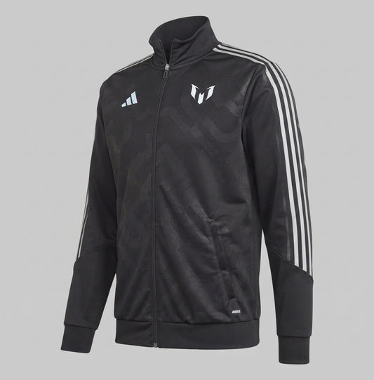 Vista frontal en ángulo de la chamarra adidas Lionel Messi 2023 (Ref. IJ4936) en la Historical Archive Boutique de Futbol90MX, destacando las tres franjas en los hombros