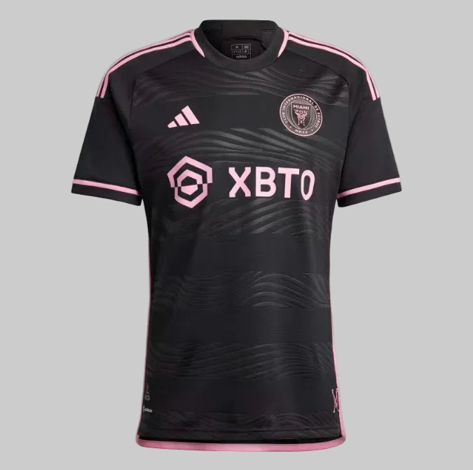 Primer plano de la textura y el patrón gráfico de ondas en color negro profundo del kit 'La Noche' del Inter Miami Authentic Match de Visita de Messi 2023/24 (Ref. IC9621), en Futbol90MX