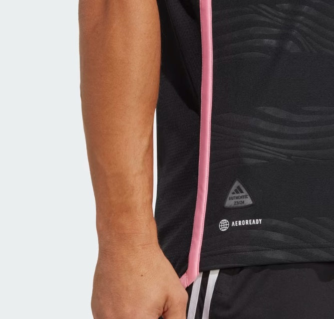 Detalle del dobladillo inferior y la etiqueta de autenticidad del jersey Adidas Authentic Match de visita de Messi del Inter Miami 2023/24 (Ref. IC9621), con el tejido técnico HEAT.RDY.