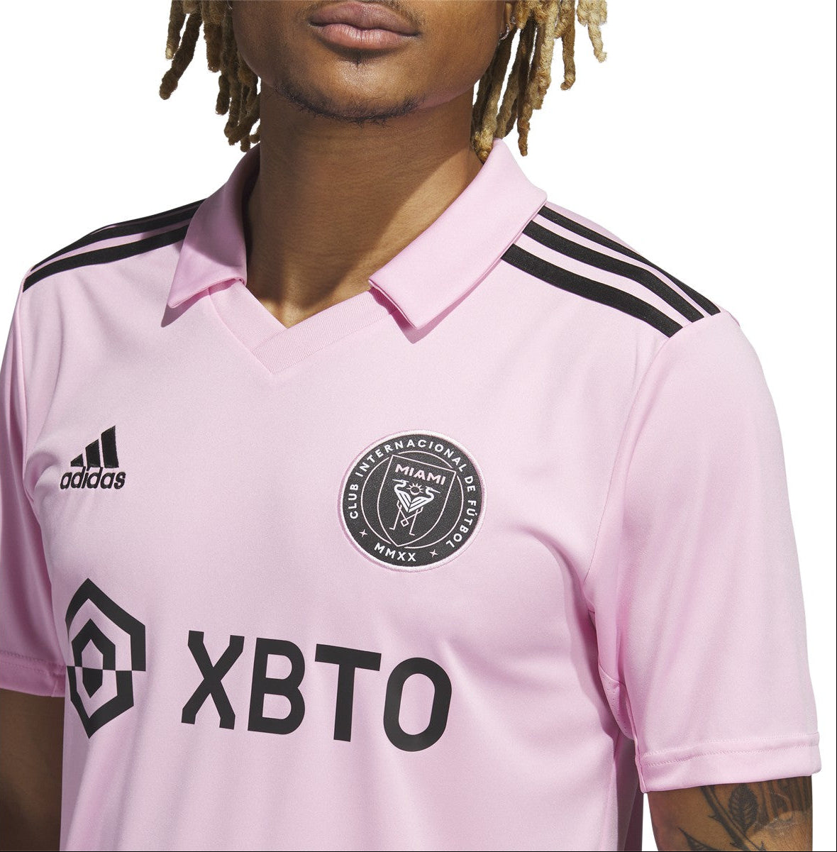Cercano de escudo bordado Inter Miami CF y logo Adidas, etiquetas originales NWT, código de autenticidad IB5027 verificado.