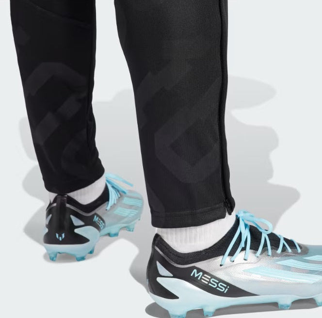 Primer plano de los cierres en la zona de los tobillos para un calce personalizado en los pants de entrenamiento adidas Lionel Messi 2023 (Ref. IJ4943), stock Futbol90MX