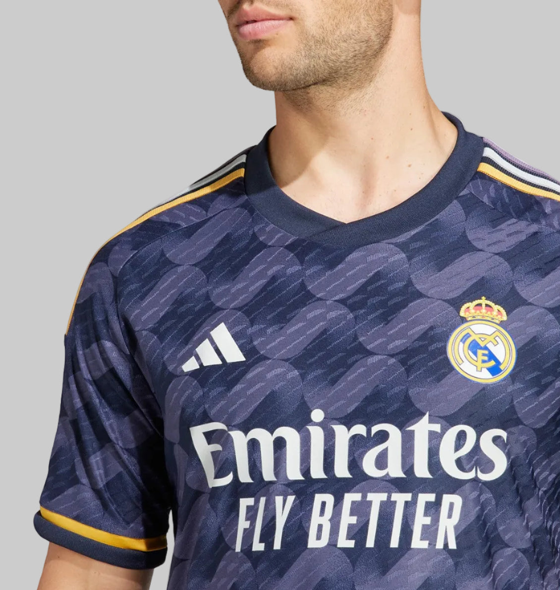 Detalle en primer plano del pecho del jersey Adidas Luka Modric Real Madrid Authentic Match 2023/24 (Ref. IA5138) mostrando el logo y el escudo oficial termosellados y el patrocinador Emirates Fly Better en Futbol90MX.