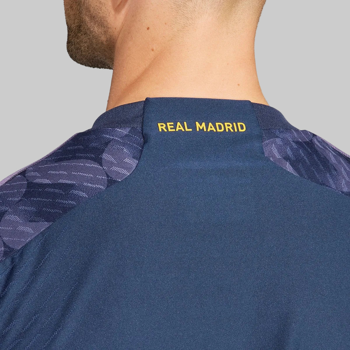 Primer plano de la parte posterior del cuello del jersey Adidas Luka Modric Real Madrid Authentic Match visitante UEFA Champions League 2023/24 (Ref. IA5138) con el texto REAL MADRID en dorado en Futbol90MX.