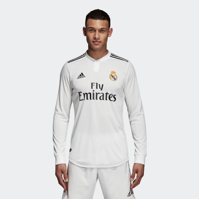 Vista completa del jersey Adidas Modric de Real Madrid UCL 2018/19 de manga larga, modelo Authentic Match (DQ0869), presentando el diseño minimalista en blanco y la integración de la tecnología Climachill para la Historical Archive Boutique de Futbol90MX.