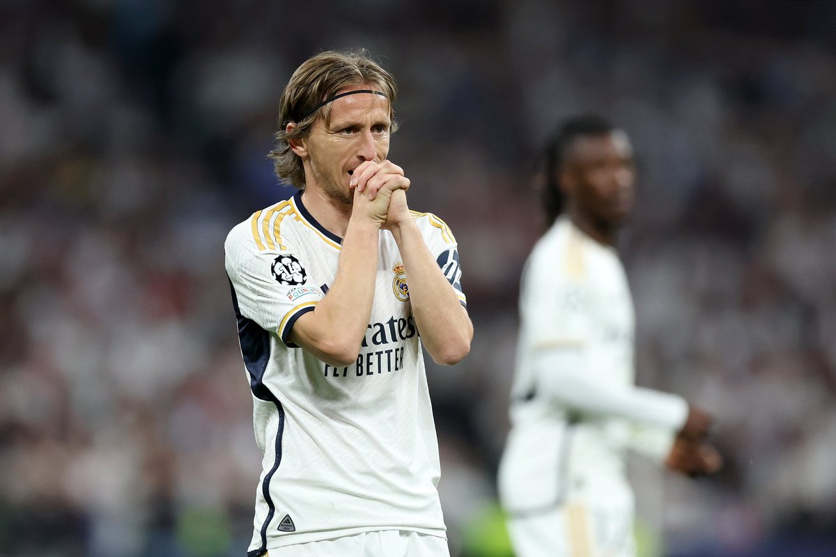 Luka Modrić durante un partido de UEFA Champions League portando el jersey de local Real Madrid 2023/24 (Ref. IA9978) en Futbol90MX.