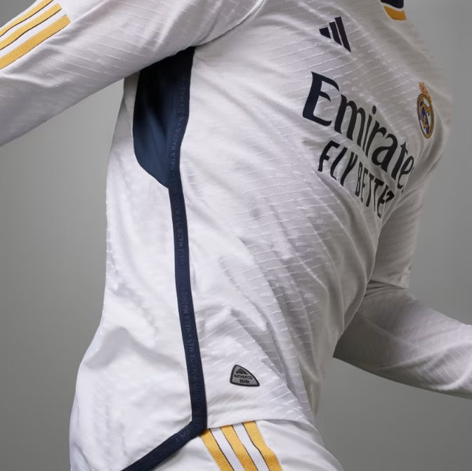 Detalle del tejido técnico ligero y el panel lateral azul marino del jersey Adidas Luka Modric Real Madrid Authentic Match Manga Larga local UCL 2023/24 (Ref. IA9978) en Futbol90MX