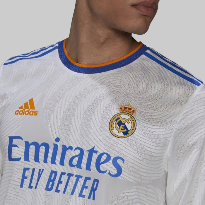 Vista cercana del cuello con detalles en azul y naranja y la textura del tejido del jersey Authentic Match Real Madrid Manga Larga 2021/22 UCL (GR3995) de Luka Modrić, certificado por Futbol90MX
