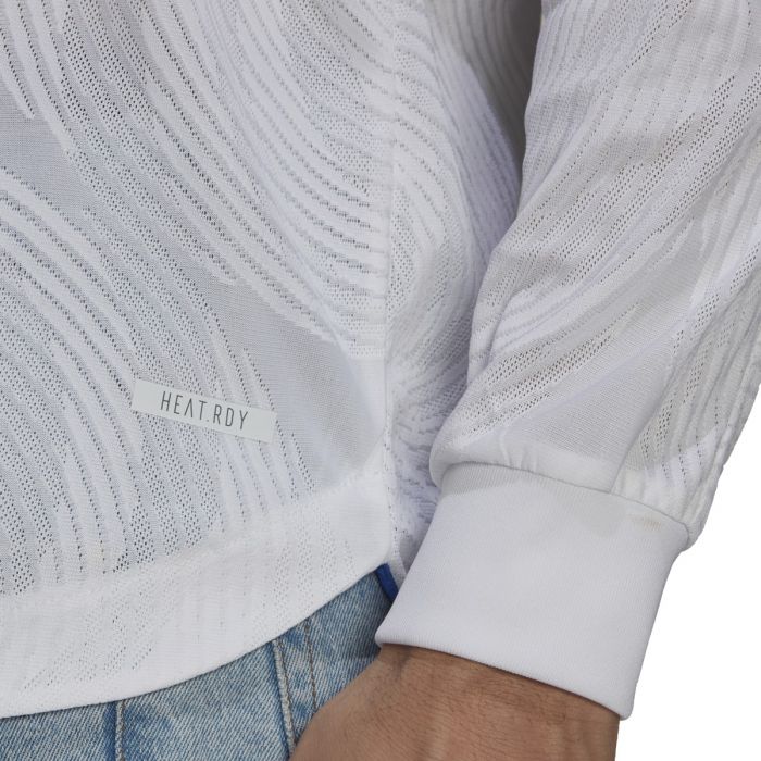 Detalle del dobladillo inferior con la etiqueta de autenticidad 'Authentic 2022' y el logo de tecnología HEAT.RDY del jersey Authentic Match Real Madrid UCL 2021-22 de Luka Modrić (GR3995), pieza de archivo resguardada en Futbol90MX