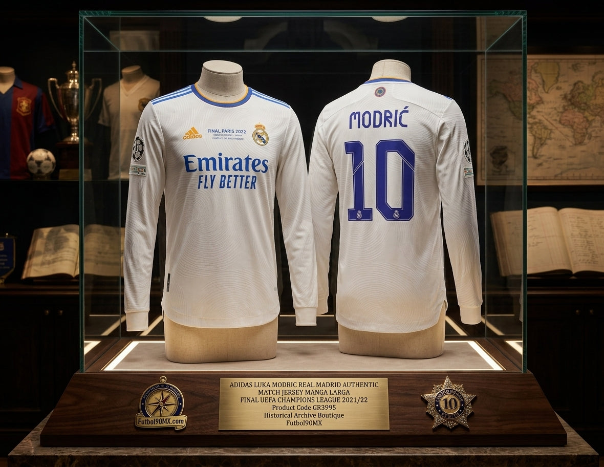 Exhibición de museo de nivel élite para el jersey Authentic Match de manga larga del Real Madrid de Luka Modrić (Ref. GR3995), conmemora la Final de París 2022 en vitrina de caoba con placa conmemorativa en Historical Archive Boutique Futbol90MX