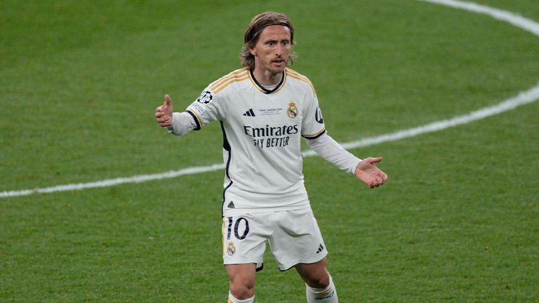 Luka Modric jugando con el jersey Adidas Real Madrid de manga larga de casa 2023/24 (Ref. IB0018) en la UEFA Champions League en Futbol90MX