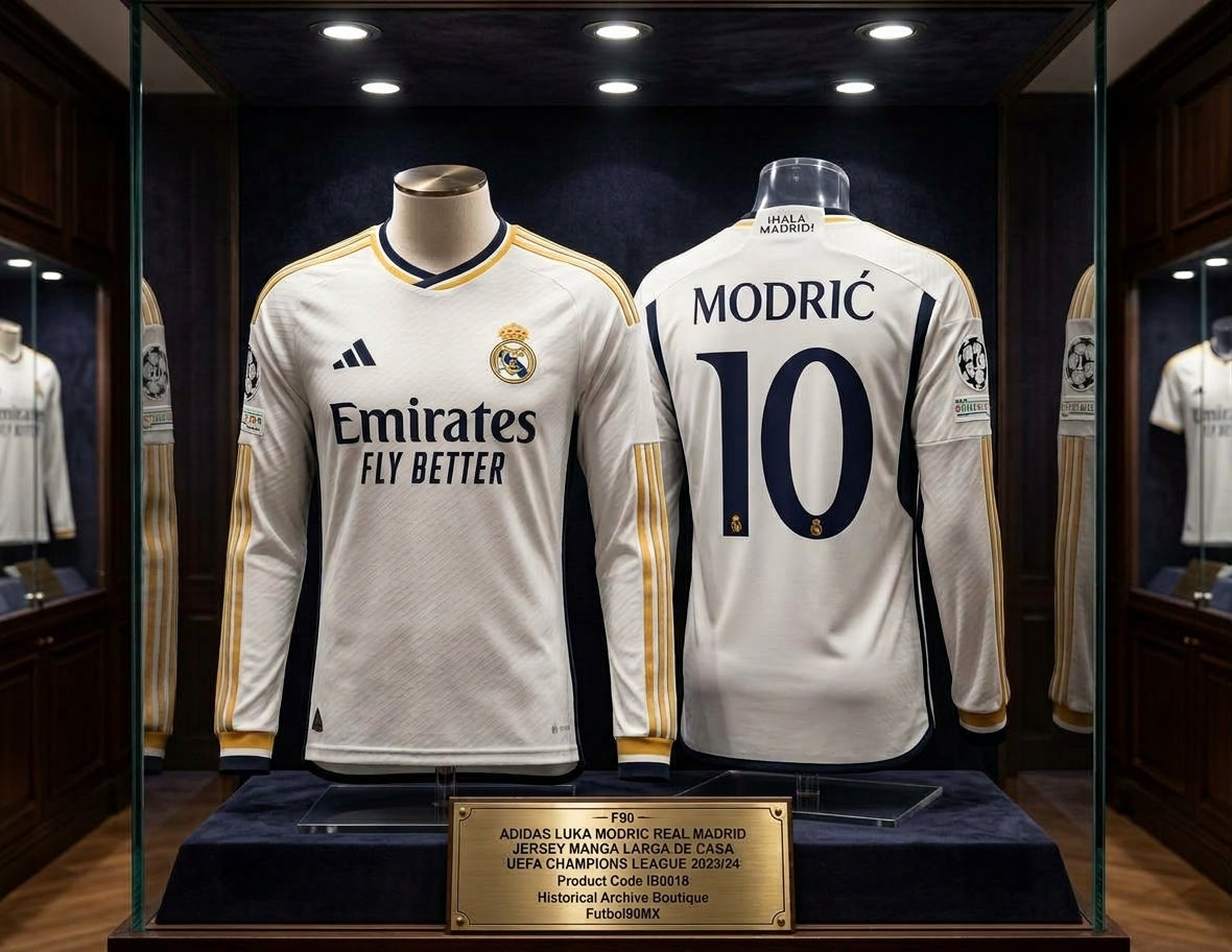 Exhibición museográfica del jersey Adidas Luka Modric Real Madrid UEFA Champions League de manga larga de casa 2023/24 (Ref. IB0018) en la Historical Archive Boutique de Futbol90MX.