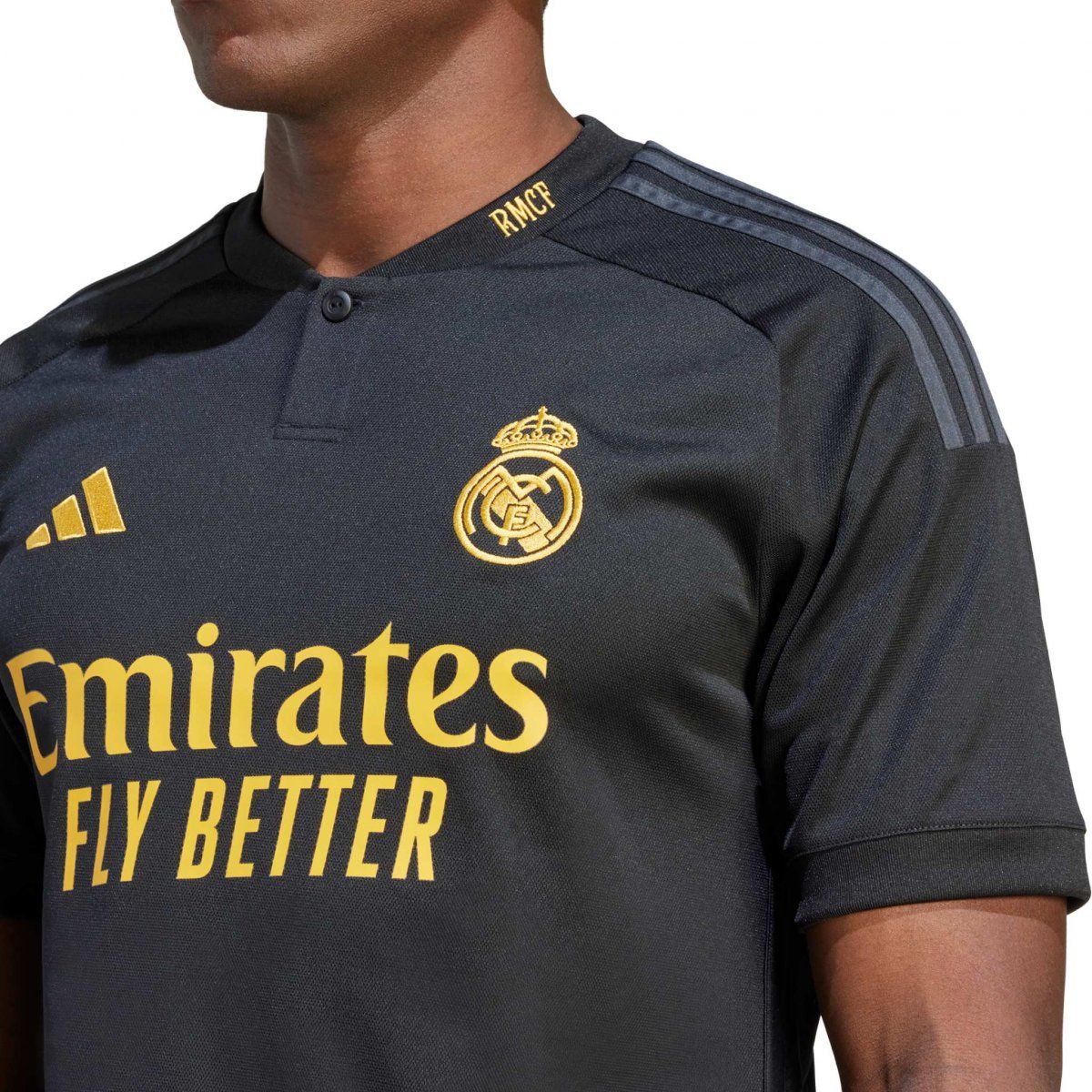Detalle de escudo monocromático Real Madrid y cuello estilo Henley premium en Jersey Third 2023-24 IN9846