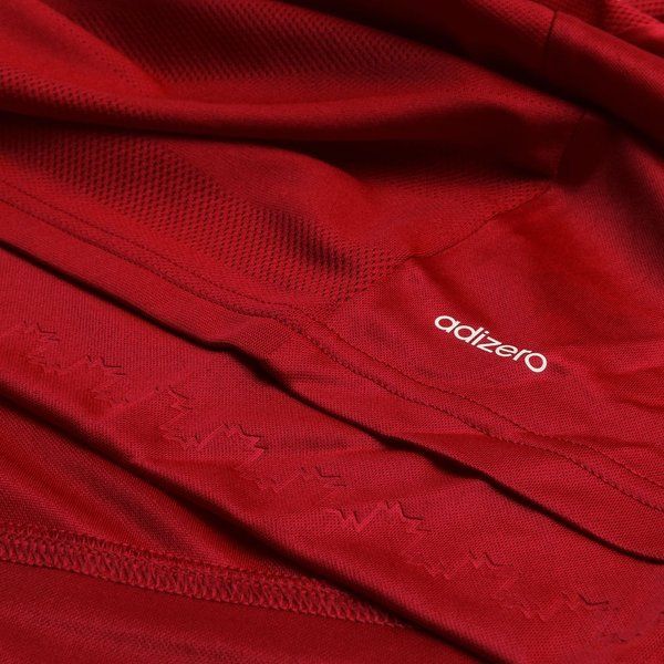 Primer plano del interior del jersey authentic match de local del Manchester United 2015/16 (Ref. AC1415), mostrando la textura de malla técnica del tejido Adizero y el logotipo "adizero" termosellado en color blanco, en Futbol90MX