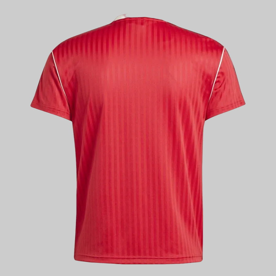 Vista posterior completa del jersey Adidas Manchester United Icon (Ref. JF0386) con el diseño limpio en rojo tradicional y los hombros con las tres franjas de adidas en Futbol90MX