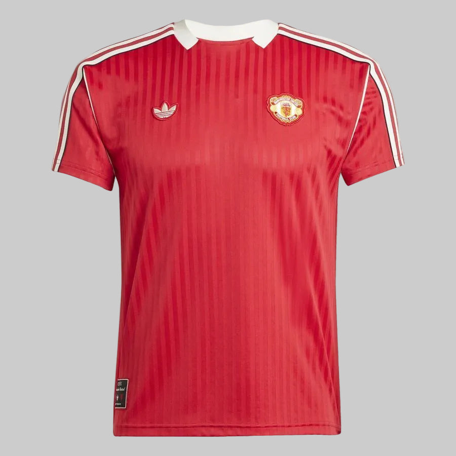 Vista frontal completa del jersey Adidas Manchester United Icon (Ref. JF0386) mostrando el cuello blanco retro, el logotipo del trébol de adidas y el escudo clásico en Futbol90MX