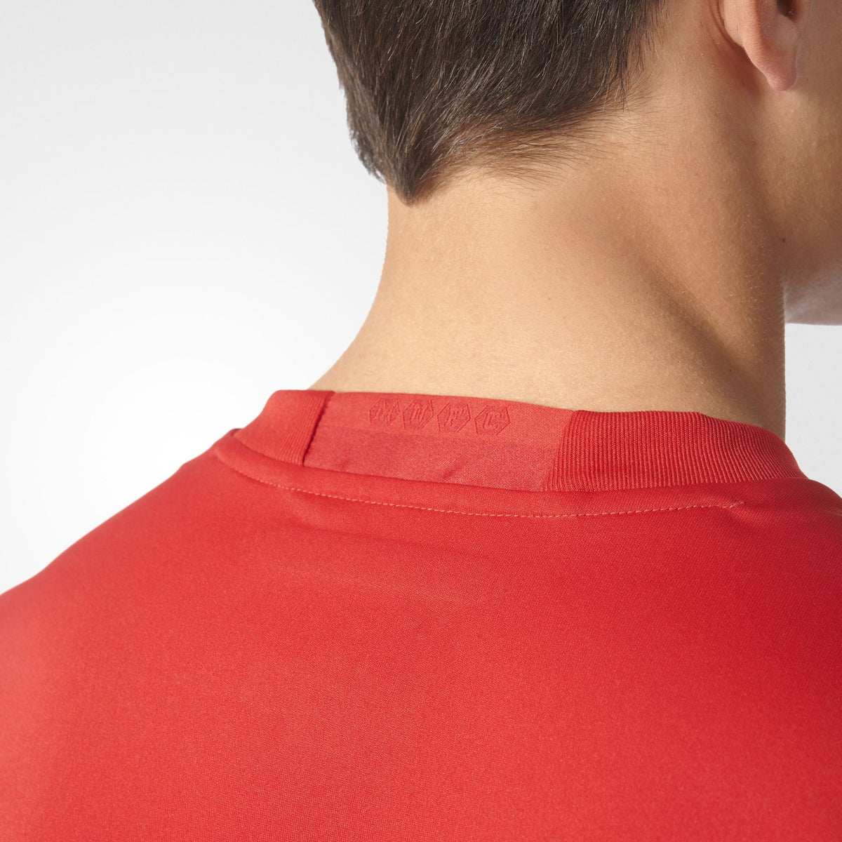Detalle de la nuca y el monograma conmemorativo en el jersey de manga larga local Manchester United 2016/17 (Ref. AI6718) en Futbol90MX