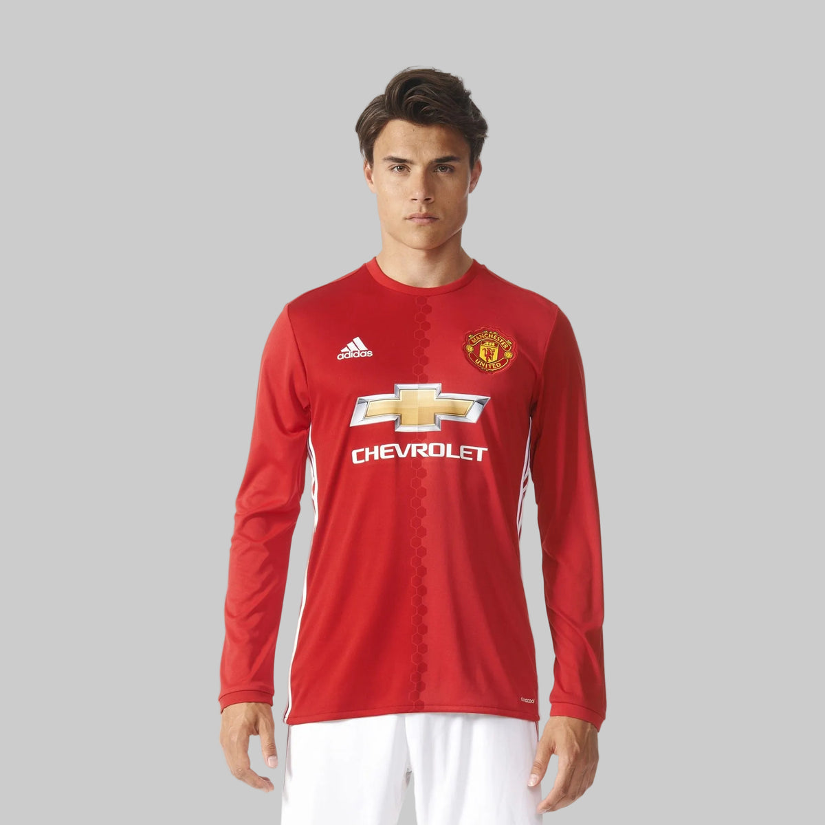 Modelo luciendo el jersey de manga larga Adidas Manchester United Home 2016/17 (Ref. AI6718) en la Historical Archive Boutique de Futbol90MX