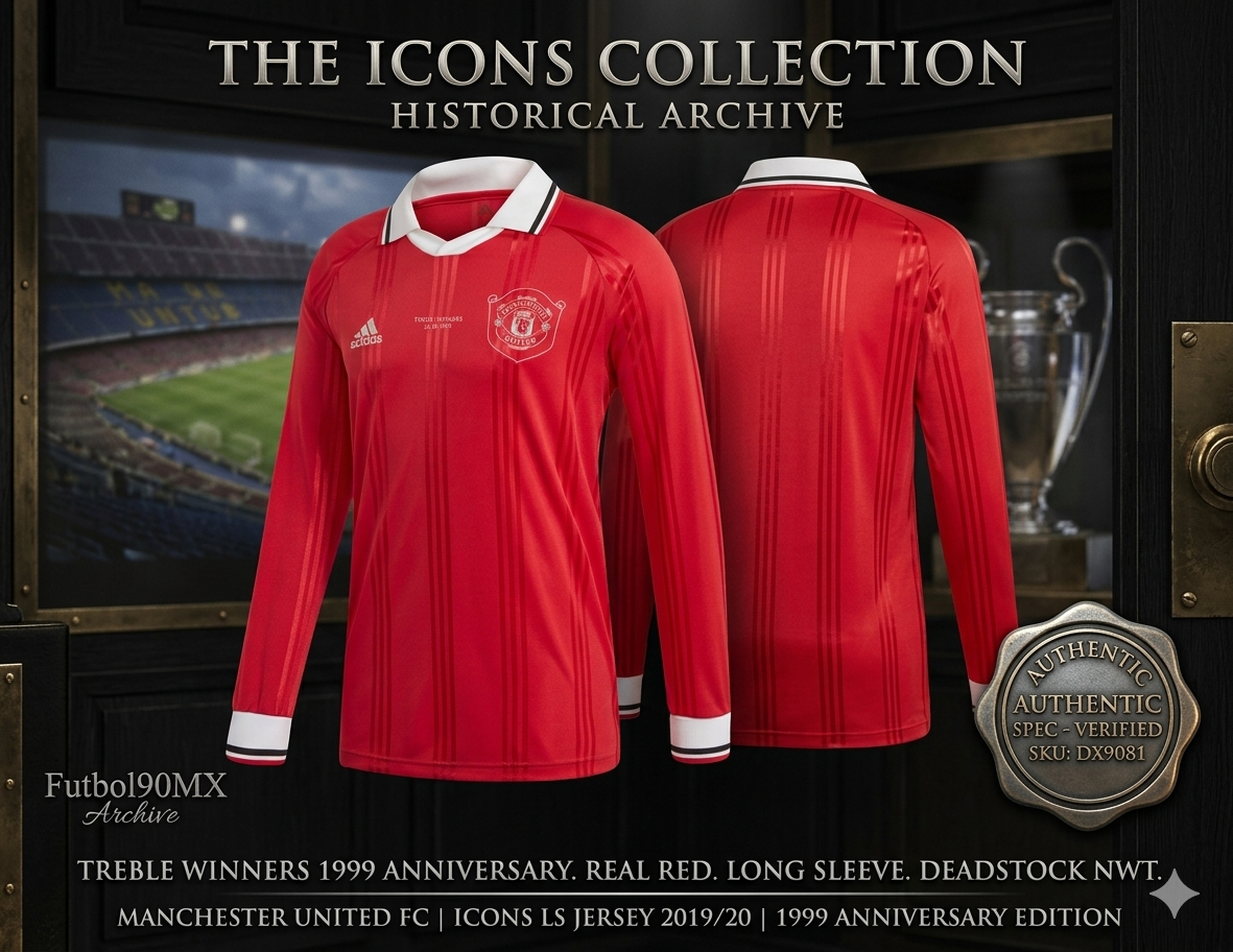 Imagen publicitaria de archivo de Futbol90MX: Jersey Adidas Manchester United Icons Manga Larga edición Treble Winners 1999. Incluye sello metálico de autenticidad SKU DX9081 sobre fondo de estadio histórico y tipografía premium plateada.