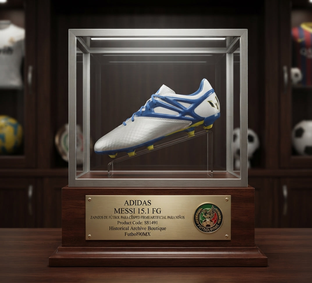 Vista de Museo de los Zapatos de fútbol adidas Messi 15.1 FG para niños (Ref. S81491) exhibidos bajo los estándares museísticos de la Historical Archive Boutique en Futbol90MX