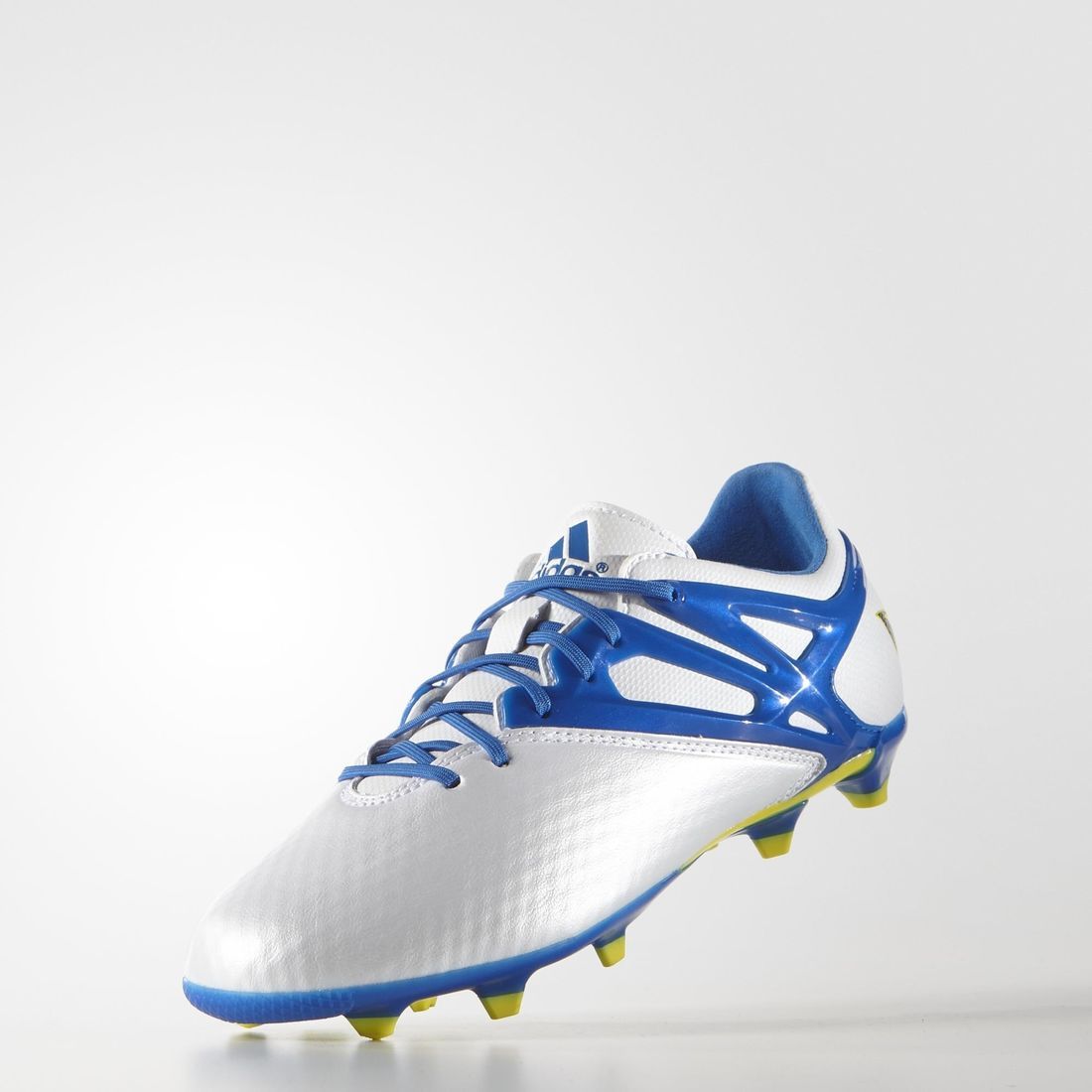 Vista lateral exterior de los zapatos de fútbol adidas Messi 15.1 FG para niños (Ref. S81491) en Futbol90MX, mostrando la combinación en blanco y azul con el logotipo de la marca