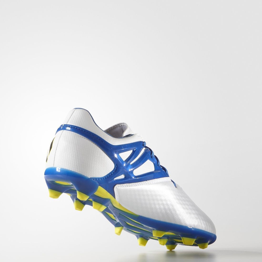Vista lateral interior de los botines adidas Messi 15.1 FG juveniles (Ref. S81491) en la Historical Archive Boutique de Futbol90MX, destacando el ajuste ergonómico y el diseño de la capellada