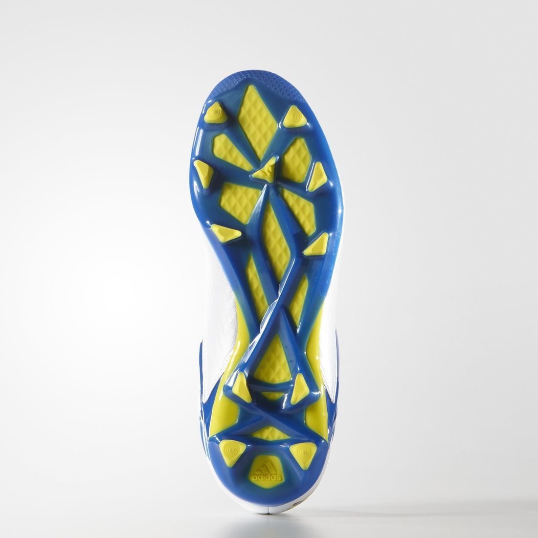 Vista inferior de la suela de los botines adidas Messi 15.1 FG (Ref. S81491), detallando la distribución y geometría de los tachones para césped firme y artificial, en Futbol90MX
