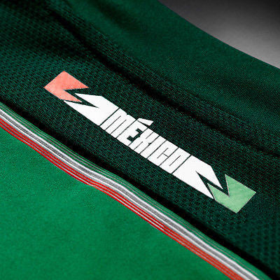 Detalle de la inscripción "México" con tipografía especial y los ribetes tricolores en el cuello del jersey de jugador G86986 en Futbol90MX.
